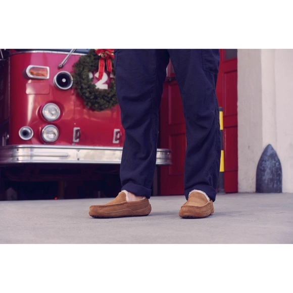 UGG Men’s Ascot Corduroy II Chestnut Slippers - Picture 5 of 15